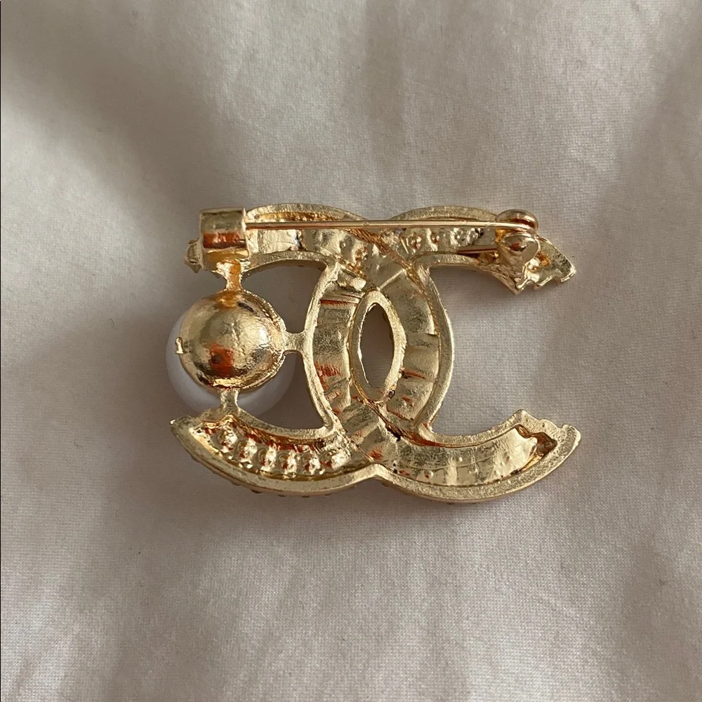 Brooch | Brand New Fashion Logo Brooch | - Picture 2 of 3